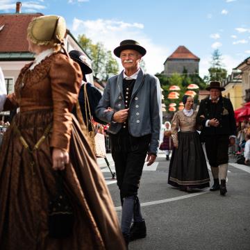 Izjemen obisk zaznamoval 50. Dneve narodnih noš in oblačilne dediščine v Kamniku (Blaž T. Muc)  (51)